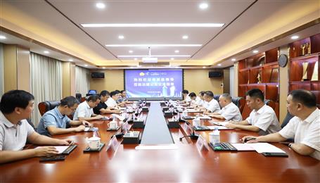 覃振華與鹿寨縣委副書記、縣長楊毅舉行工作會談