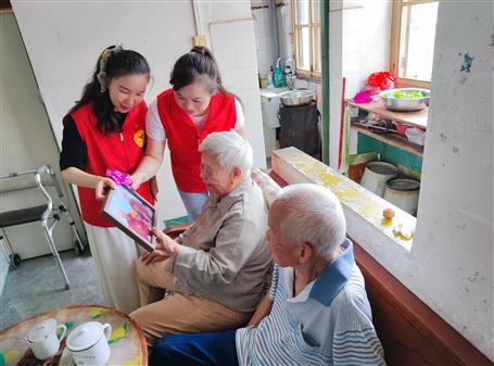 公司團(tuán)委聯(lián)合北雀社區(qū)開展“留住時(shí)光 綻放微笑”公益拍照活動(dòng)